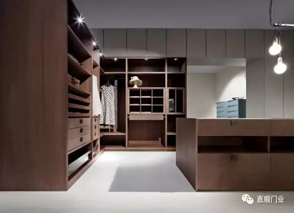 嘉嘉木门和您分享低调轻奢的衣帽间
