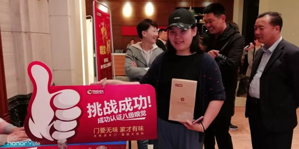 大自然木门首届嗅觉挑战赛，大伙们在“聚众闻香”！