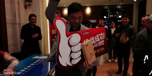 大自然木门首届嗅觉挑战赛，大伙们在“聚众闻香”！