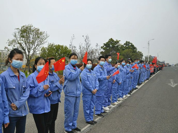 千川木门列队欢送，表达对湖南医疗队的感激之情