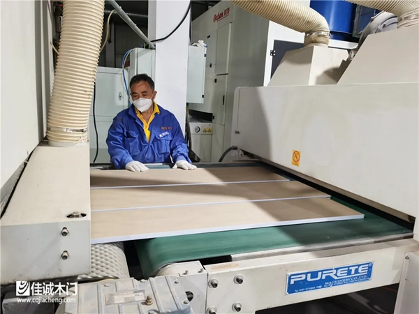 佳诚钰景木门：新型UV生产线和重砂机 打造更高产品质量