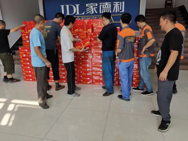 家德利门业给员工送去清凉