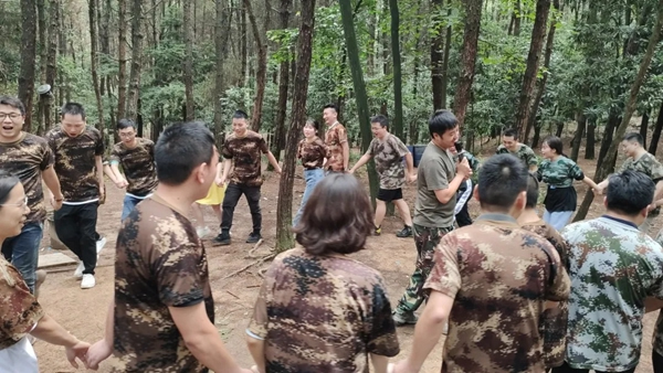 双羽定制家多部门户外拓展活动提升团队战斗力