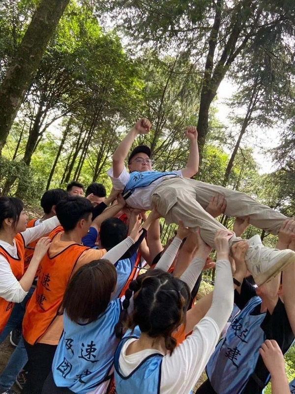 双羽定制家多部门户外拓展活动提升团队战斗力