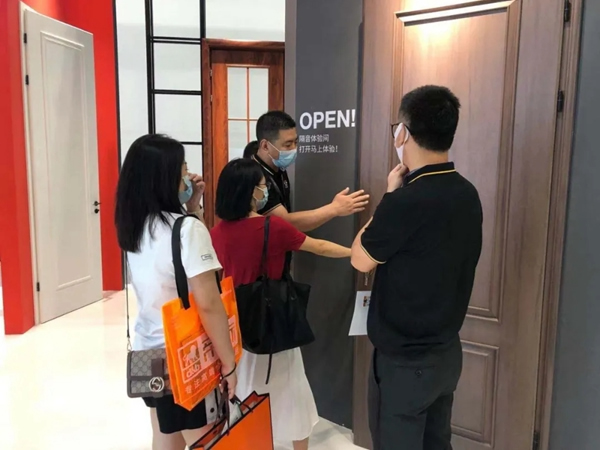 中国（广州）建博会|霍尔茨木门首日就获众多大咖点赞