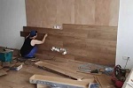 佰德诺木门丨木地板怎么固定在墙上？2种做法，5个步骤，实用又美观