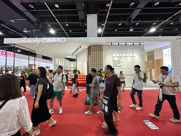 直击门博会 | 巴堡丽木门展馆首日人气爆棚，精彩还在继续……