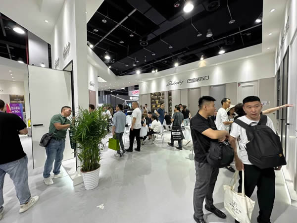 直击门博会 | 巴堡丽木门展馆首日人气爆棚，精彩还在继续……