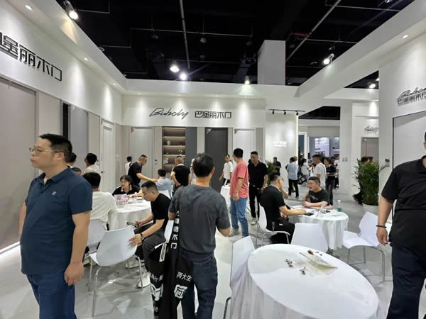 直击门博会 | 巴堡丽木门展馆首日人气爆棚，精彩还在继续……