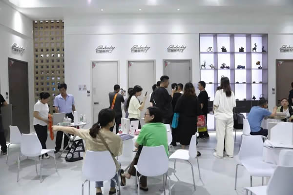 直击门博会 | 巴堡丽木门展馆首日人气爆棚，精彩还在继续……