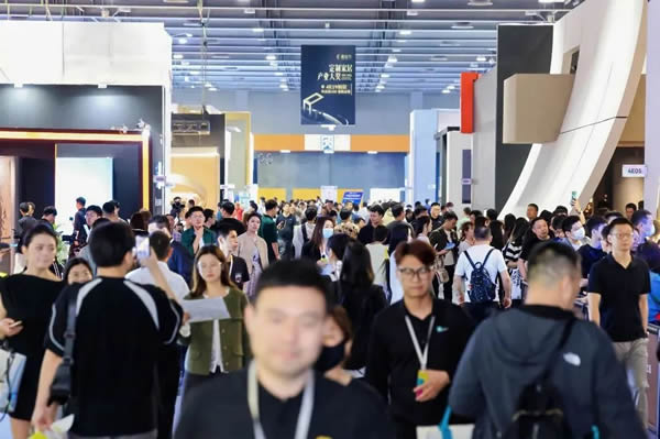 第14届广州定制家居展盛大举行；欧派为子公司提供8亿担保金；8省份房地产开发投资转正增长