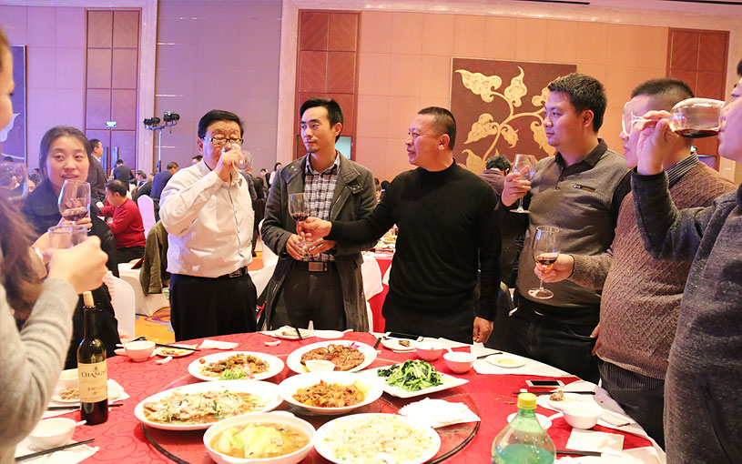 中国木门窗企业家峰会：首届中国木门窗企业家峰会圆满成功庆祝晚宴